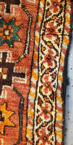 these are the white guards flanking the light paprika colored main border 